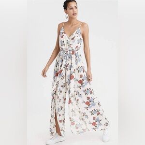 American Eagle Outfitters Women's Ivory Blue Floral
Jumpsuit size 6